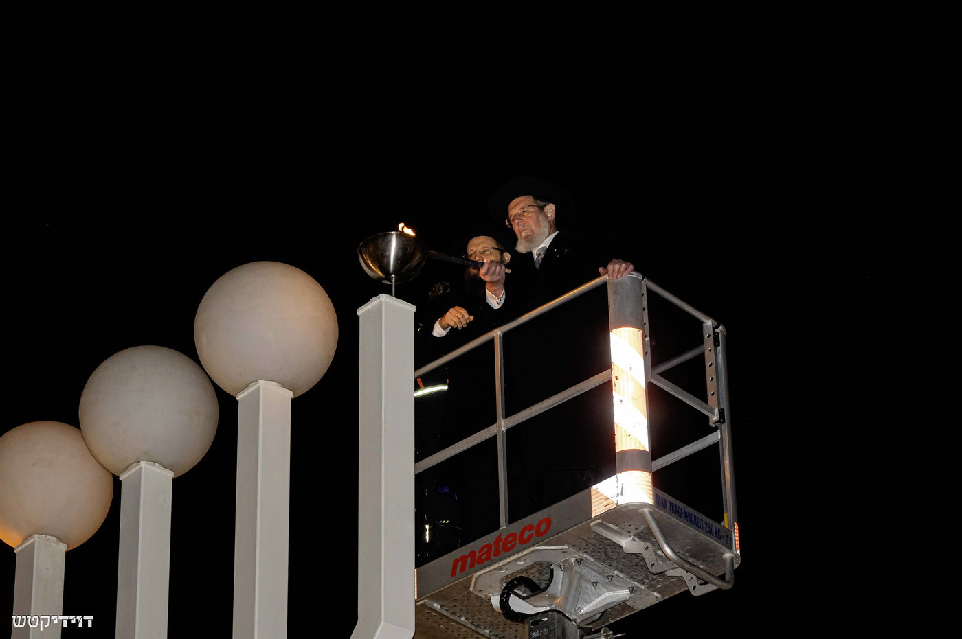 הדלקת נר חנוכה בשער ברנדנבורג בברלין