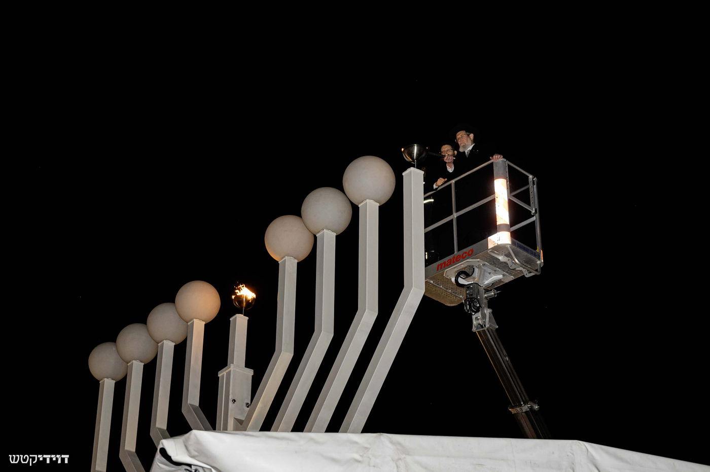 הדלקת נר חנוכה בשער ברנדנבורג בברלין