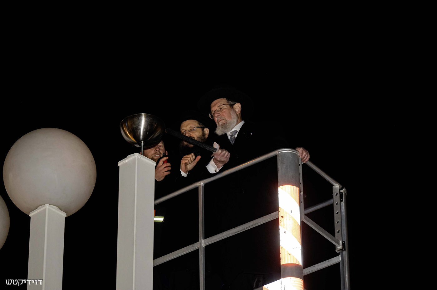 הדלקת נר חנוכה בשער ברנדנבורג בברלין