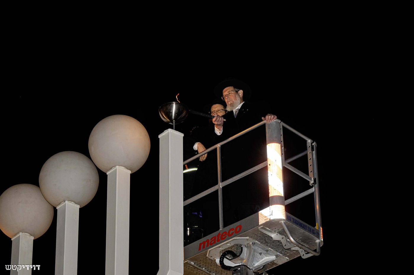 הדלקת נר חנוכה בשער ברנדנבורג בברלין