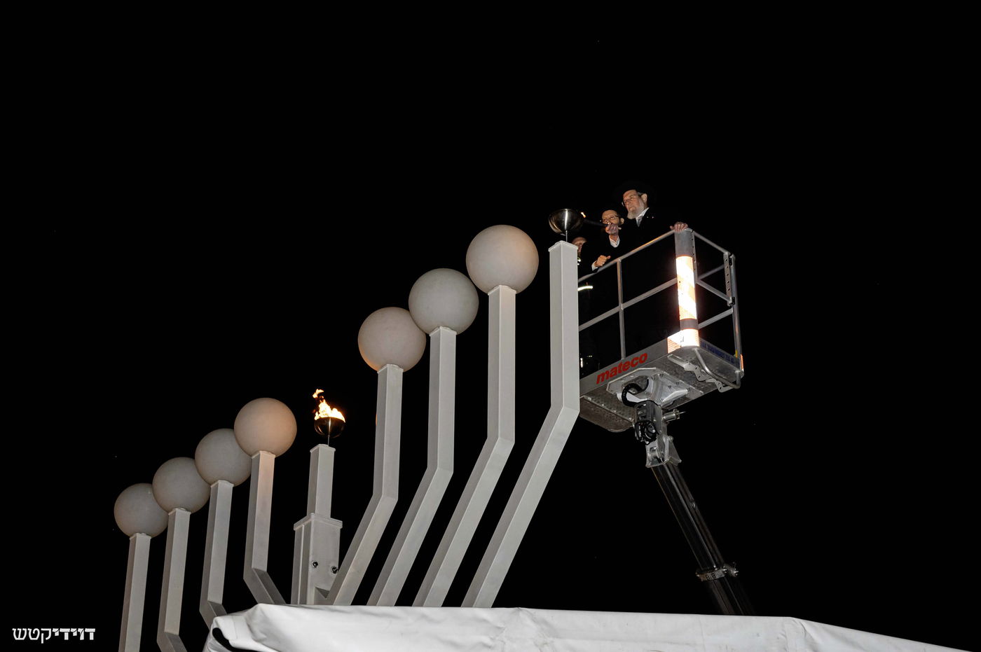 הדלקת נר חנוכה בשער ברנדנבורג בברלין