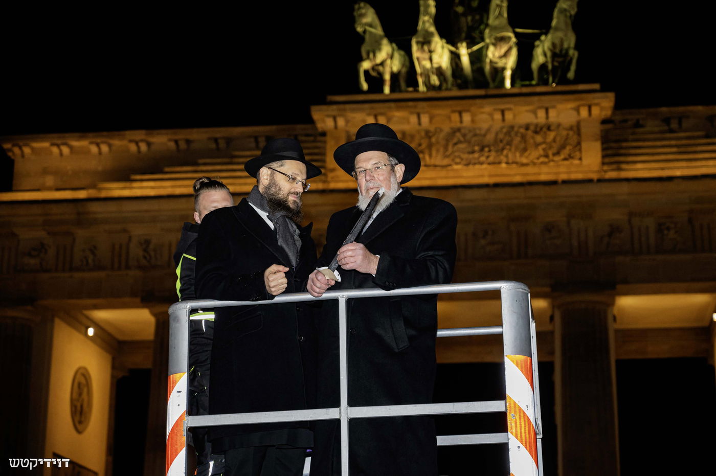 הדלקת נר חנוכה בשער ברנדנבורג בברלין