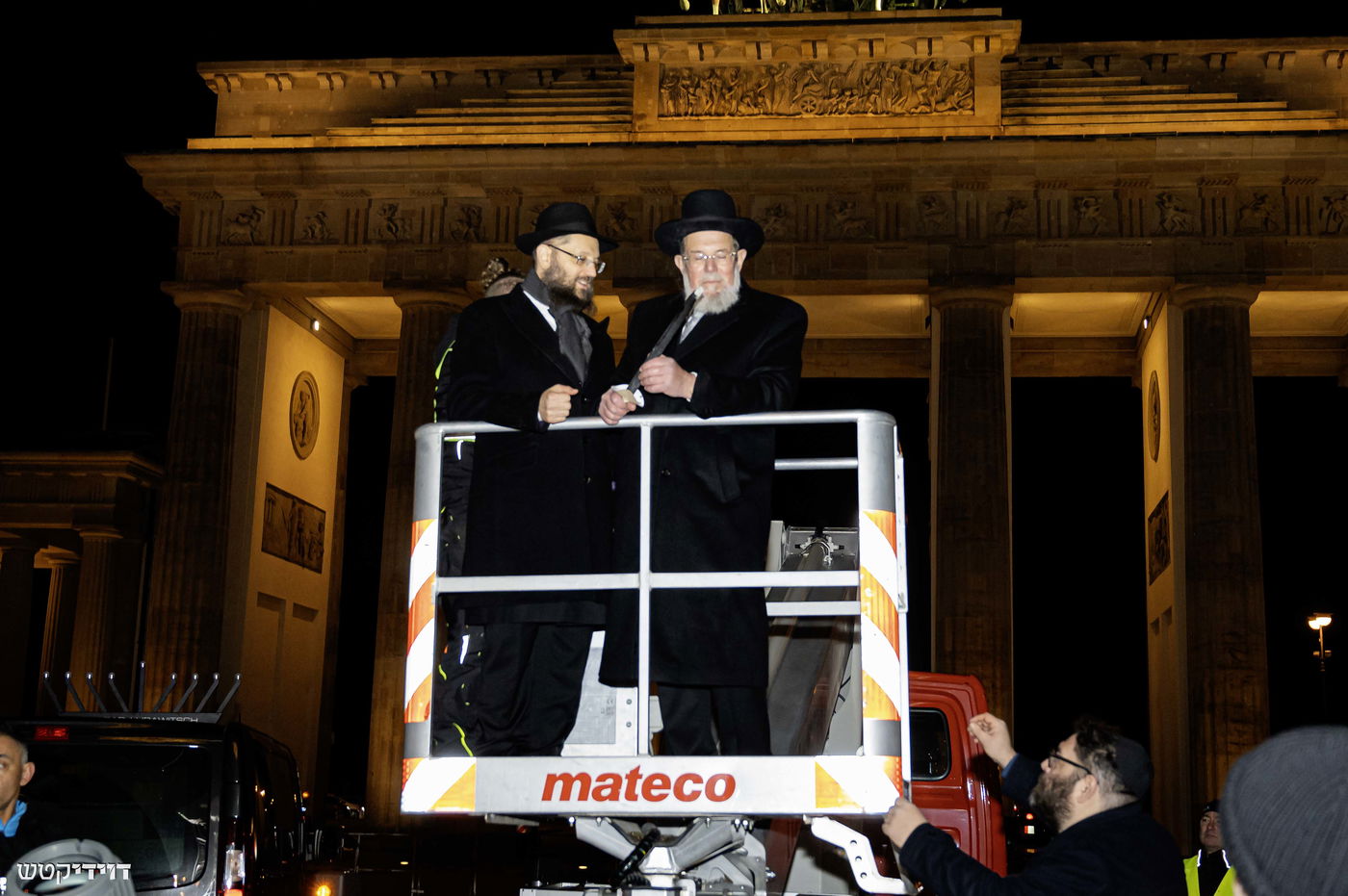 הדלקת נר חנוכה בשער ברנדנבורג בברלין