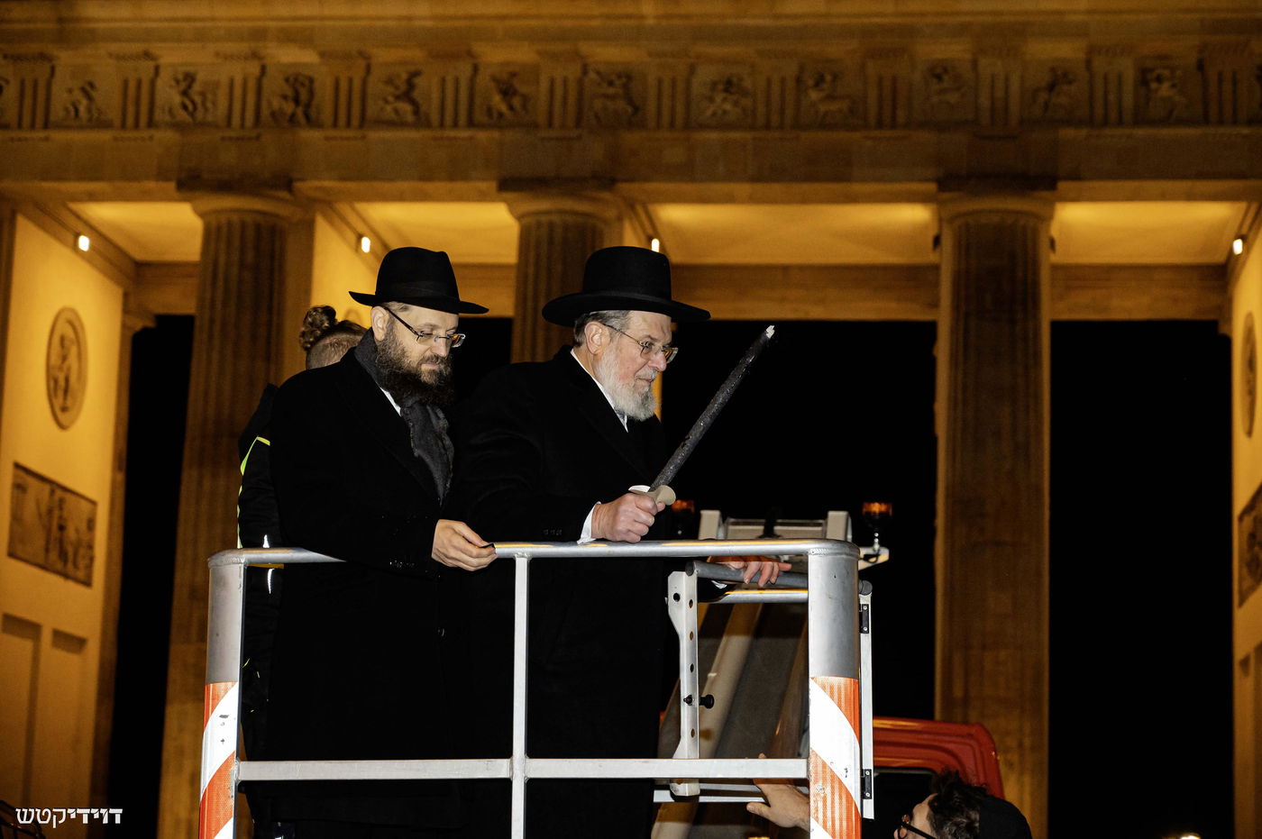 הדלקת נר חנוכה בשער ברנדנבורג בברלין