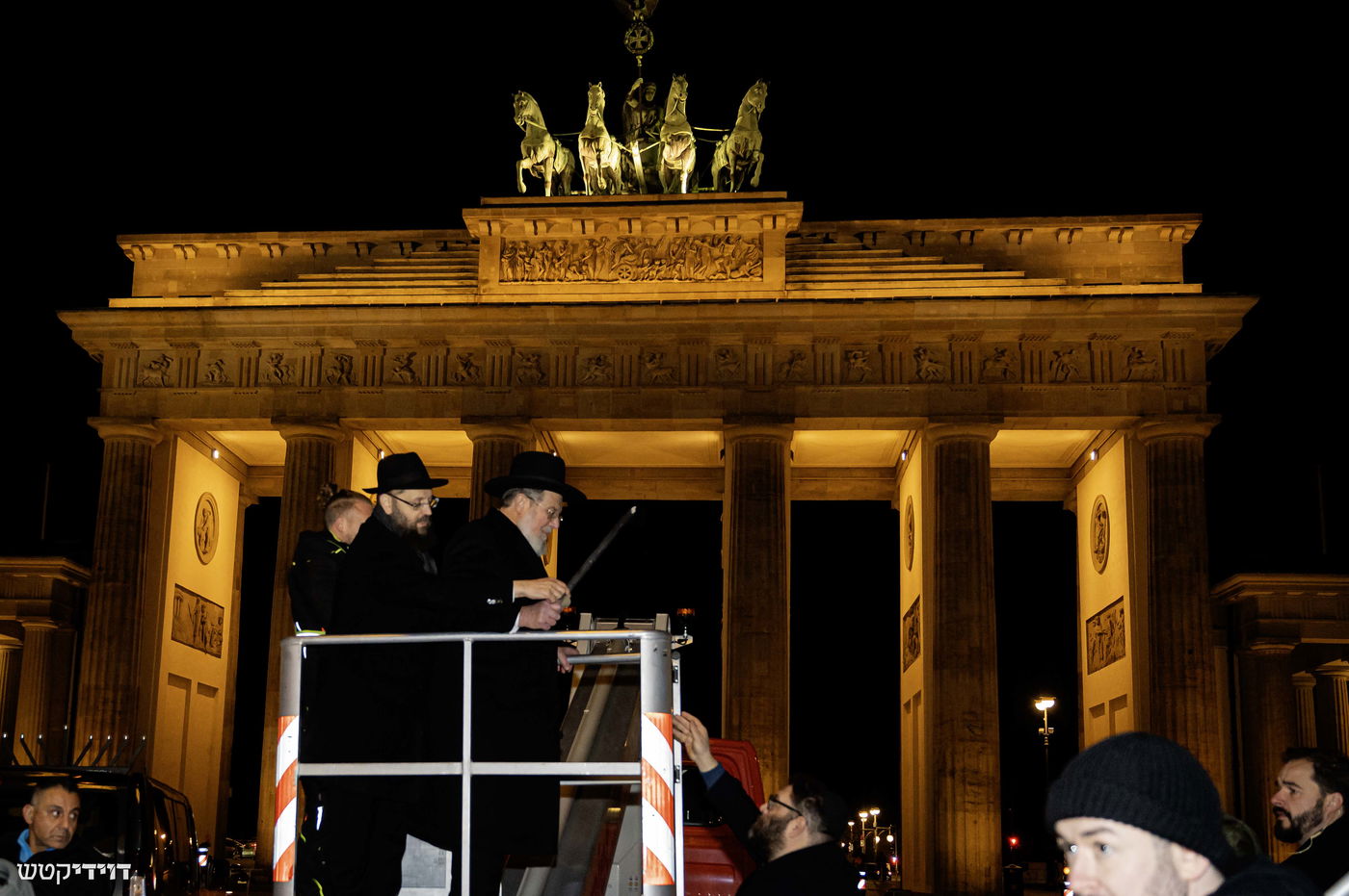 הדלקת נר חנוכה בשער ברנדנבורג בברלין