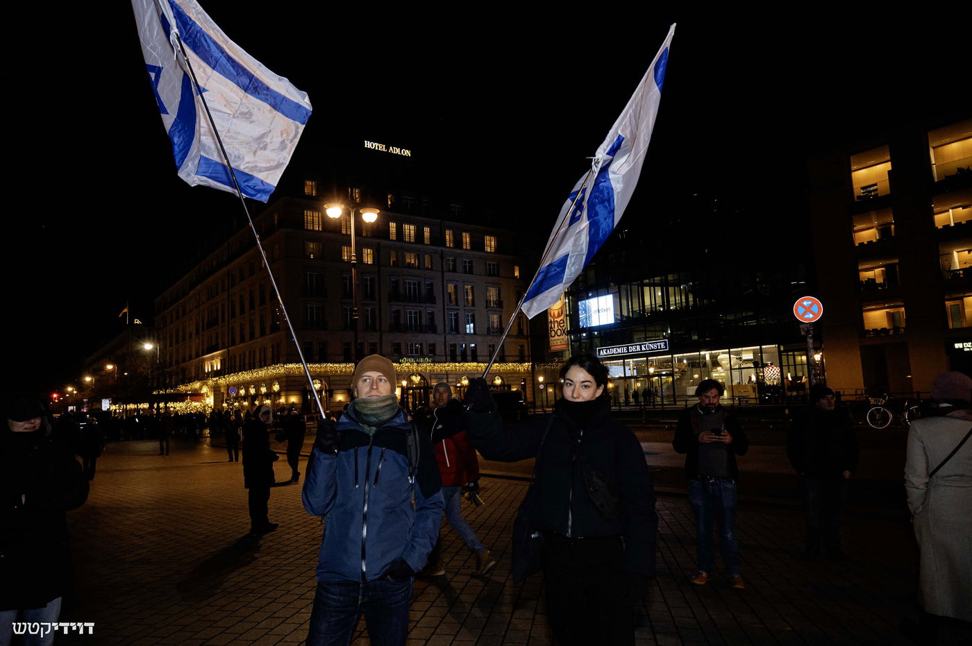 הדלקת נר חנוכה בשער ברנדנבורג בברלין