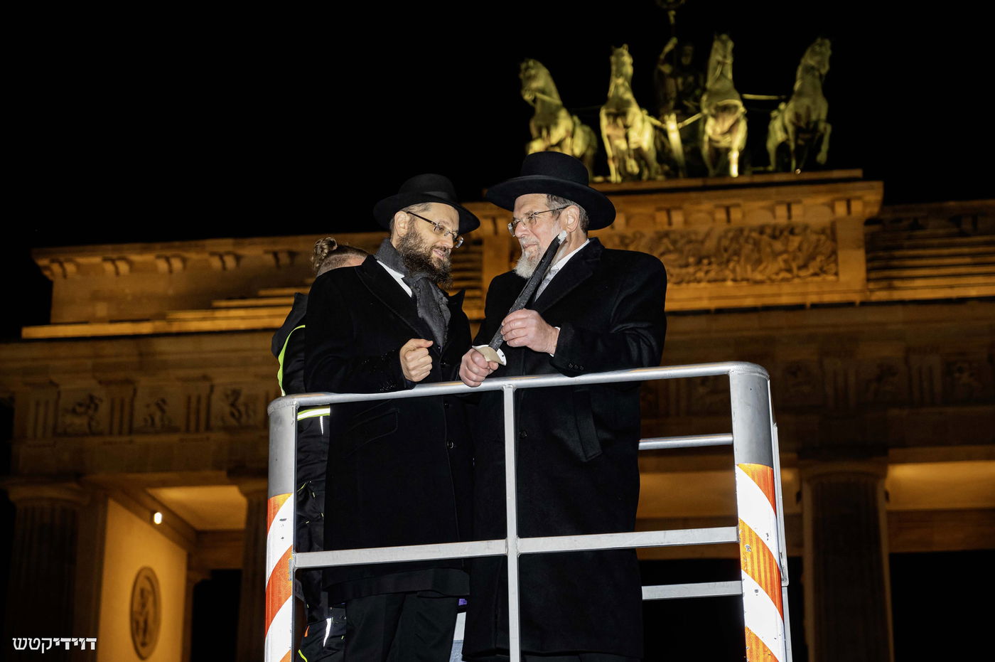 הדלקת נר חנוכה בשער ברנדנבורג בברלין