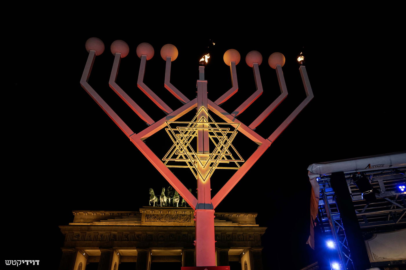 הדלקת נר חנוכה בשער ברנדנבורג בברלין