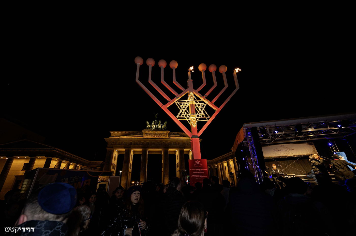 הדלקת נר חנוכה בשער ברנדנבורג בברלין
