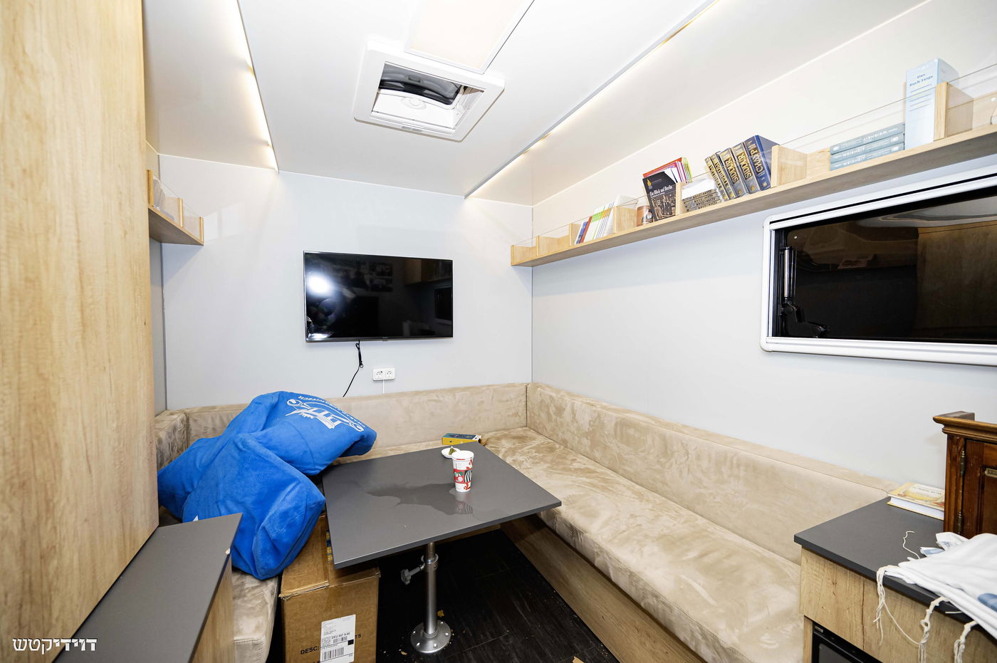 הדלקת נר חנוכה בשער ברנדנבורג בברלין