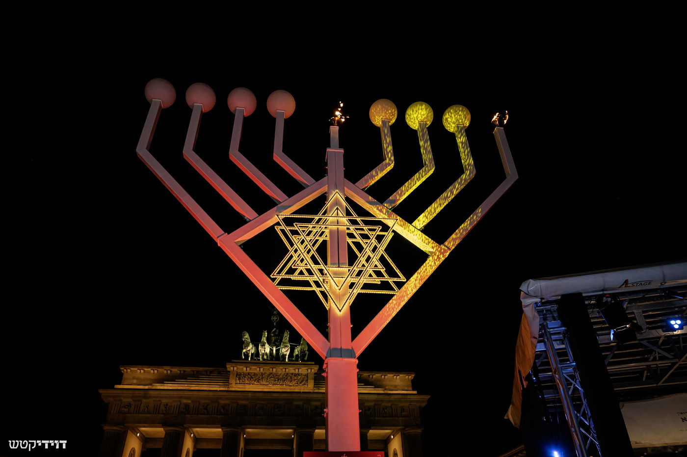 הדלקת נר חנוכה בשער ברנדנבורג בברלין