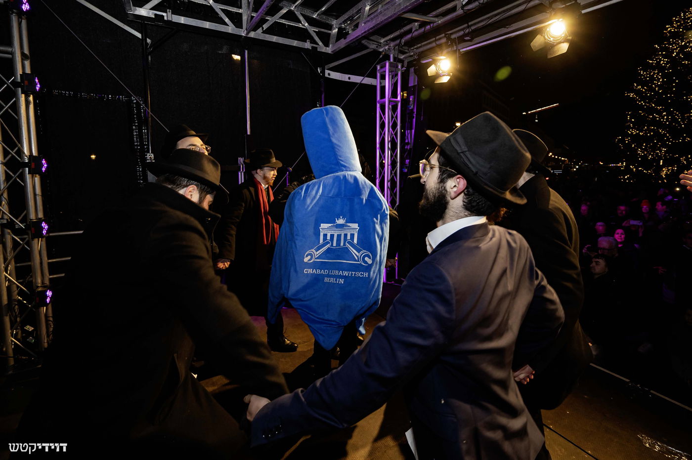 הדלקת נר חנוכה בשער ברנדנבורג בברלין