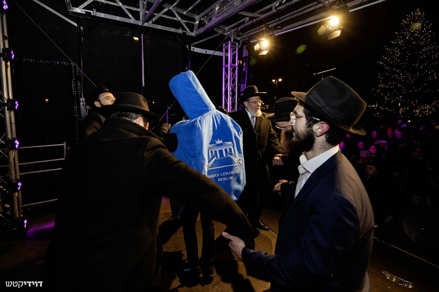 הדלקת נר חנוכה בשער ברנדנבורג בברלין