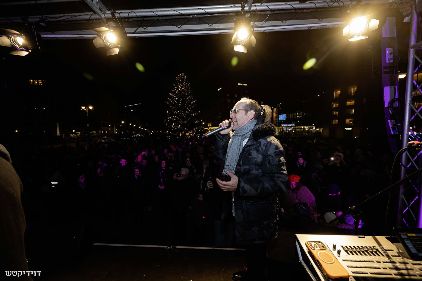 הדלקת נר חנוכה בשער ברנדנבורג בברלין