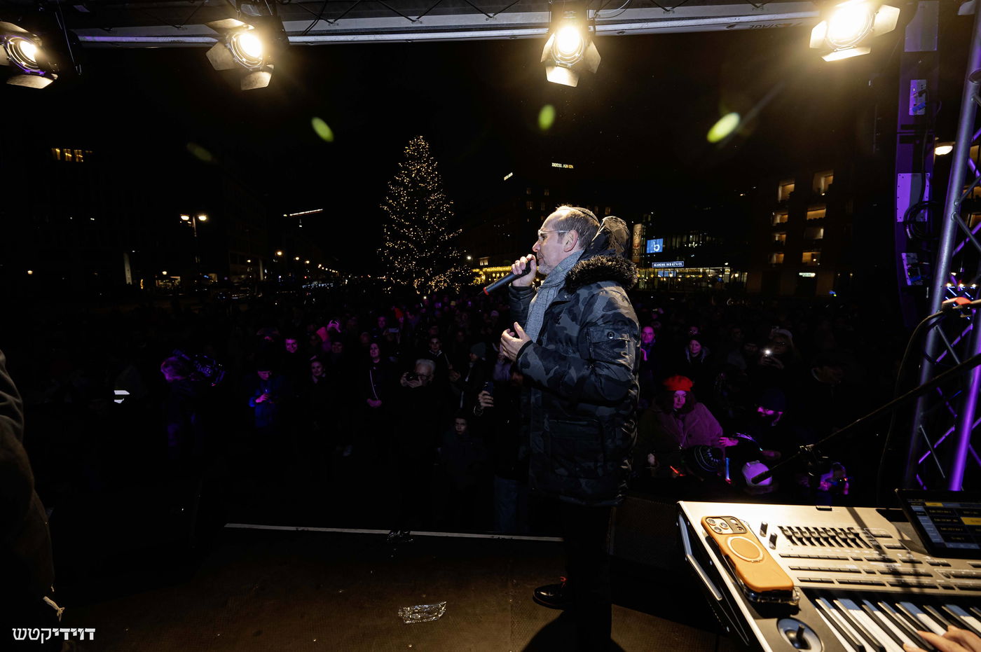 הדלקת נר חנוכה בשער ברנדנבורג בברלין