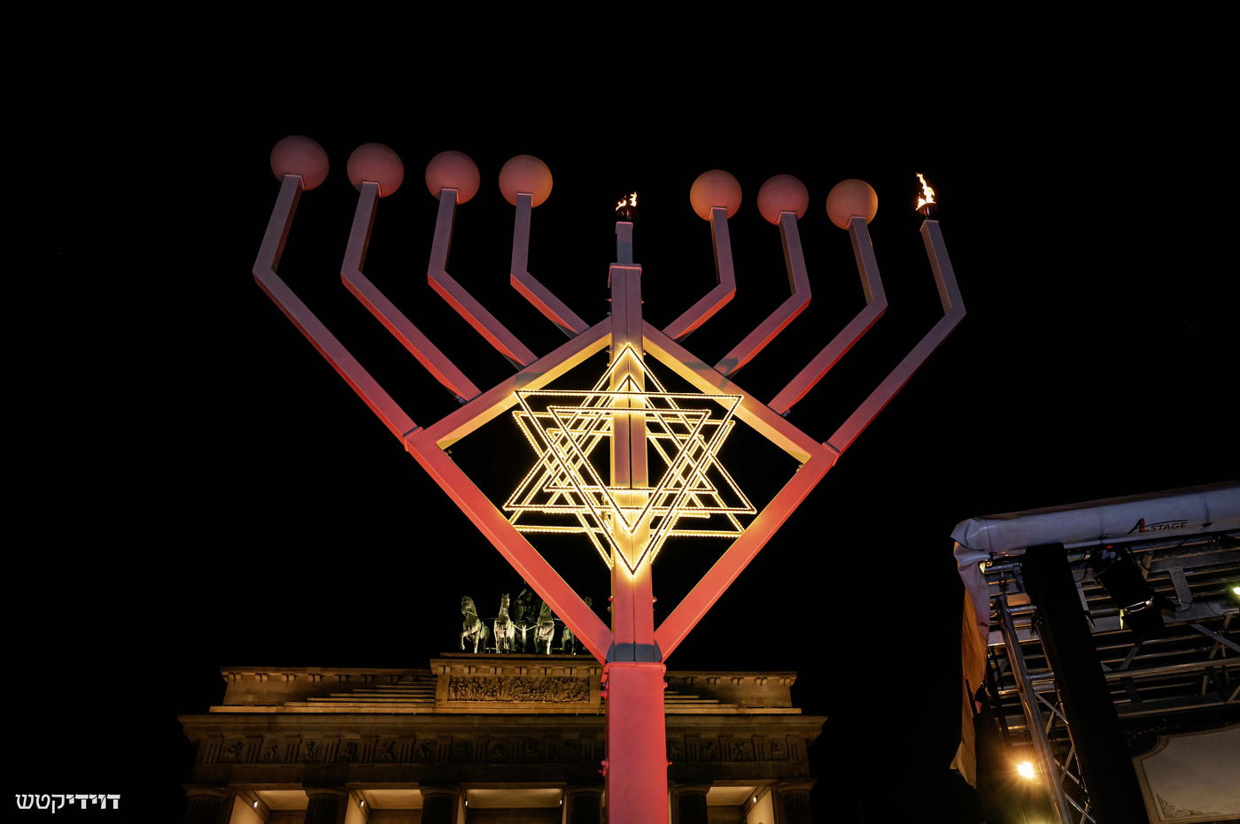הדלקת נר חנוכה בשער ברנדנבורג בברלין