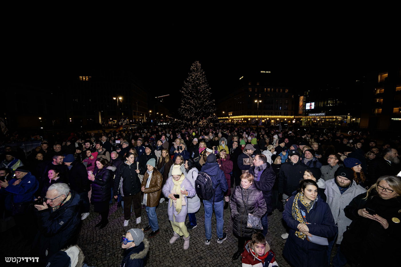 הדלקת נר חנוכה בשער ברנדנבורג בברלין