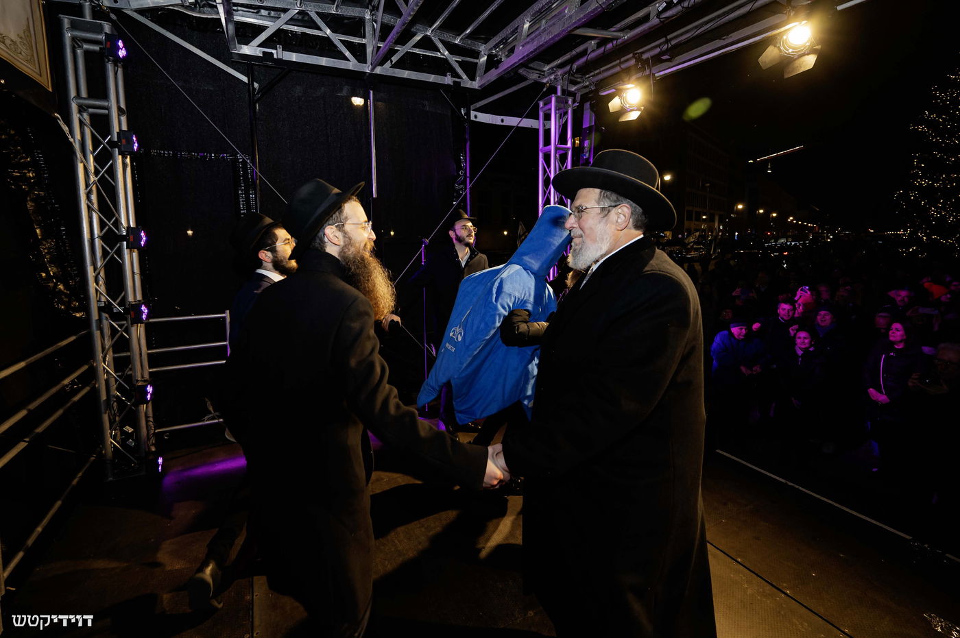 הדלקת נר חנוכה בשער ברנדנבורג בברלין