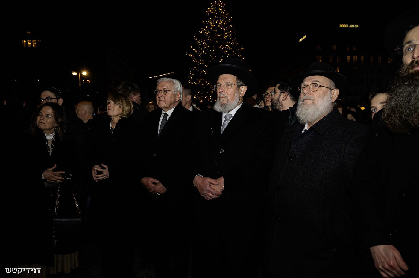 הדלקת נר חנוכה בשער ברנדנבורג בברלין