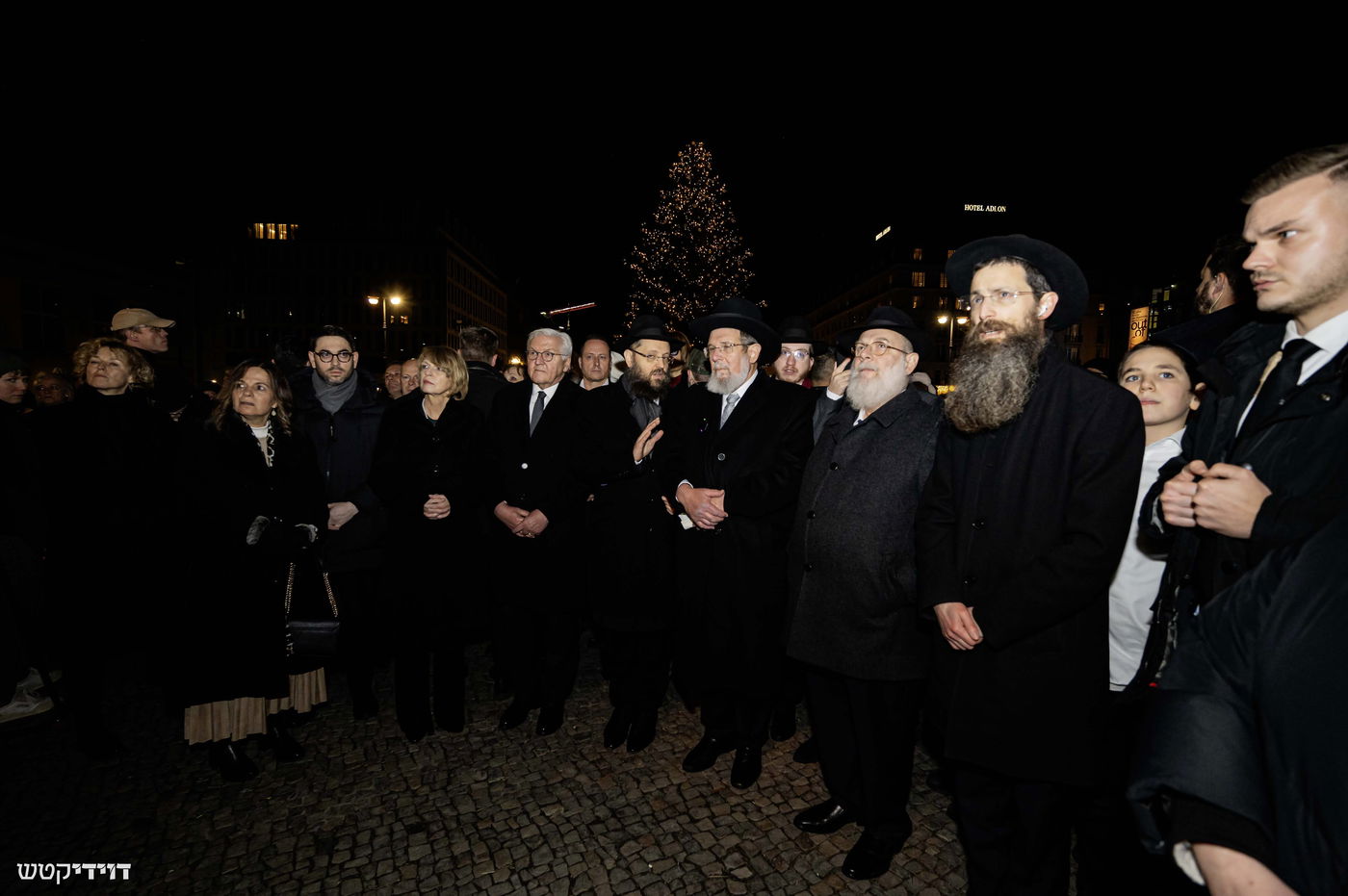 הדלקת נר חנוכה בשער ברנדנבורג בברלין