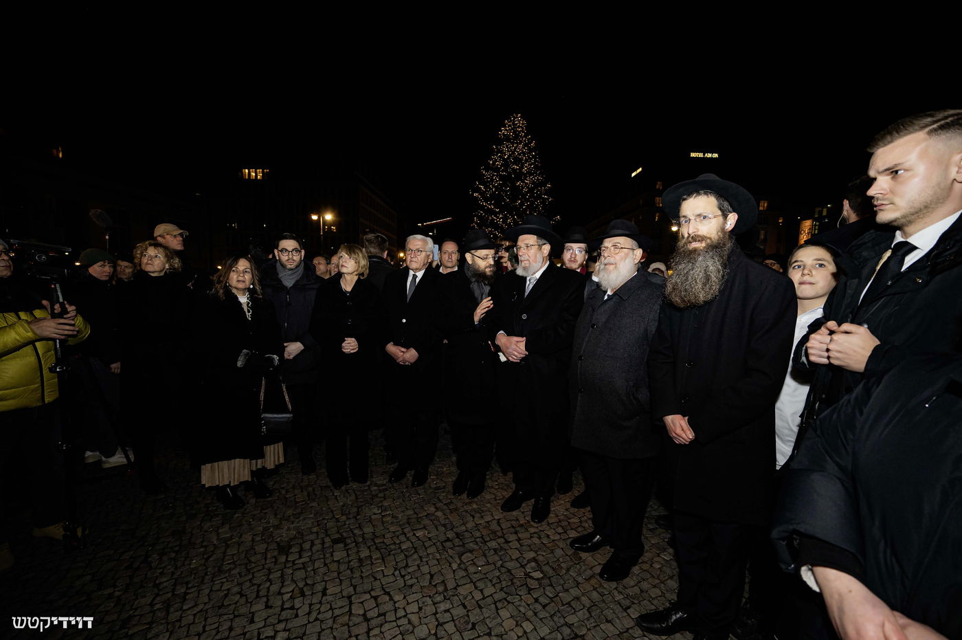 הדלקת נר חנוכה בשער ברנדנבורג בברלין