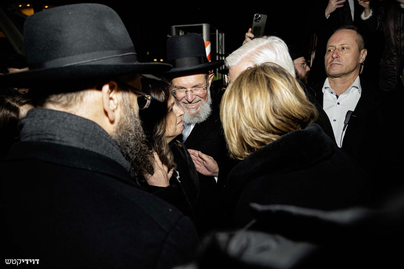 הדלקת נר חנוכה בשער ברנדנבורג בברלין