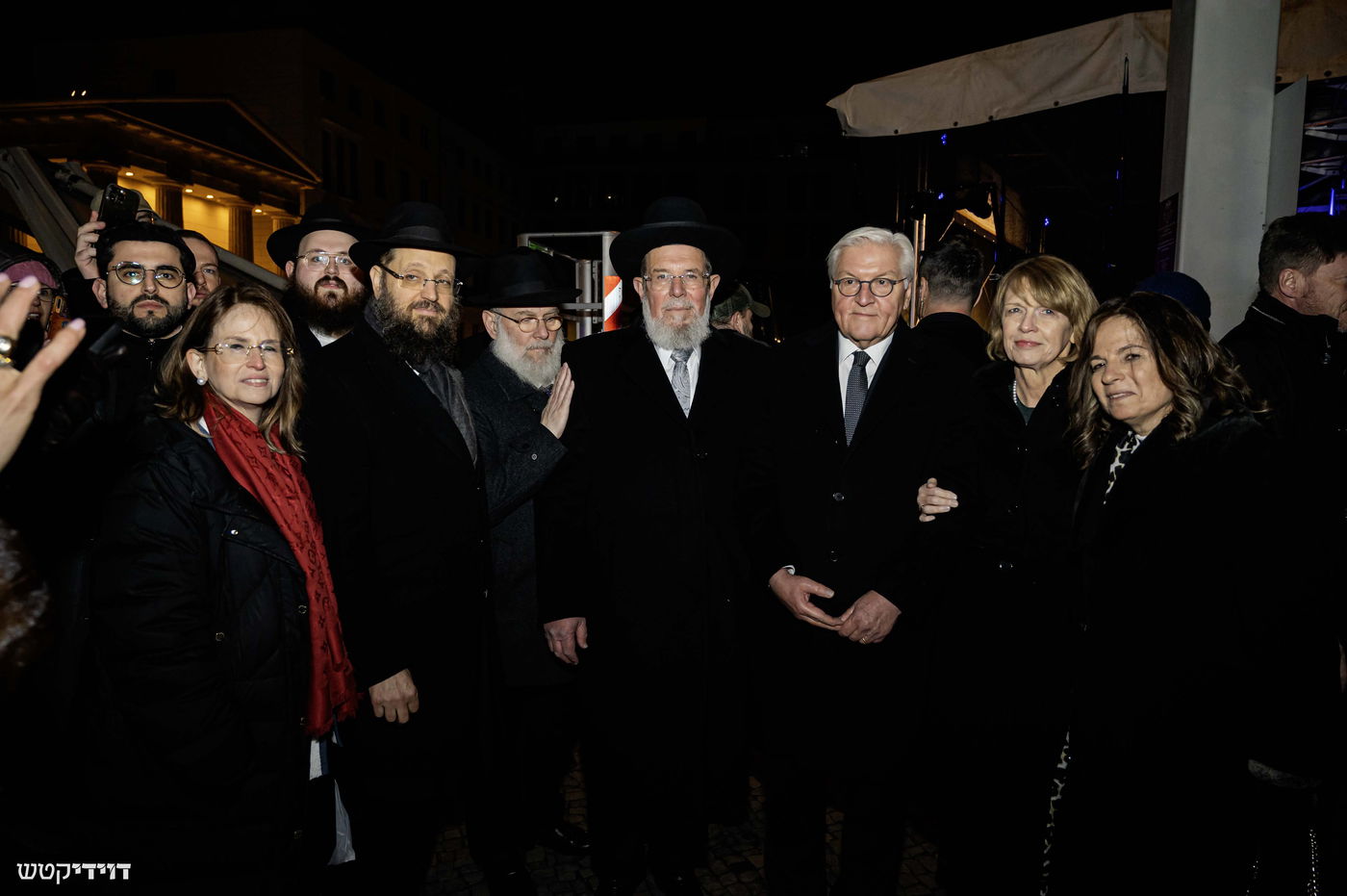 הדלקת נר חנוכה בשער ברנדנבורג בברלין