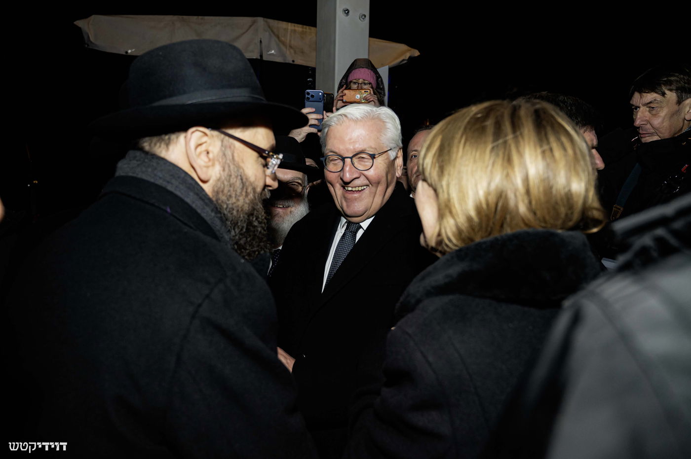 הדלקת נר חנוכה בשער ברנדנבורג בברלין