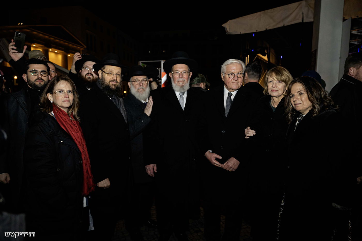 הדלקת נר חנוכה בשער ברנדנבורג בברלין