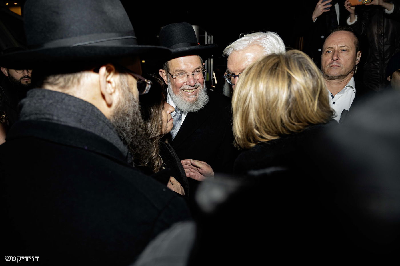 הדלקת נר חנוכה בשער ברנדנבורג בברלין