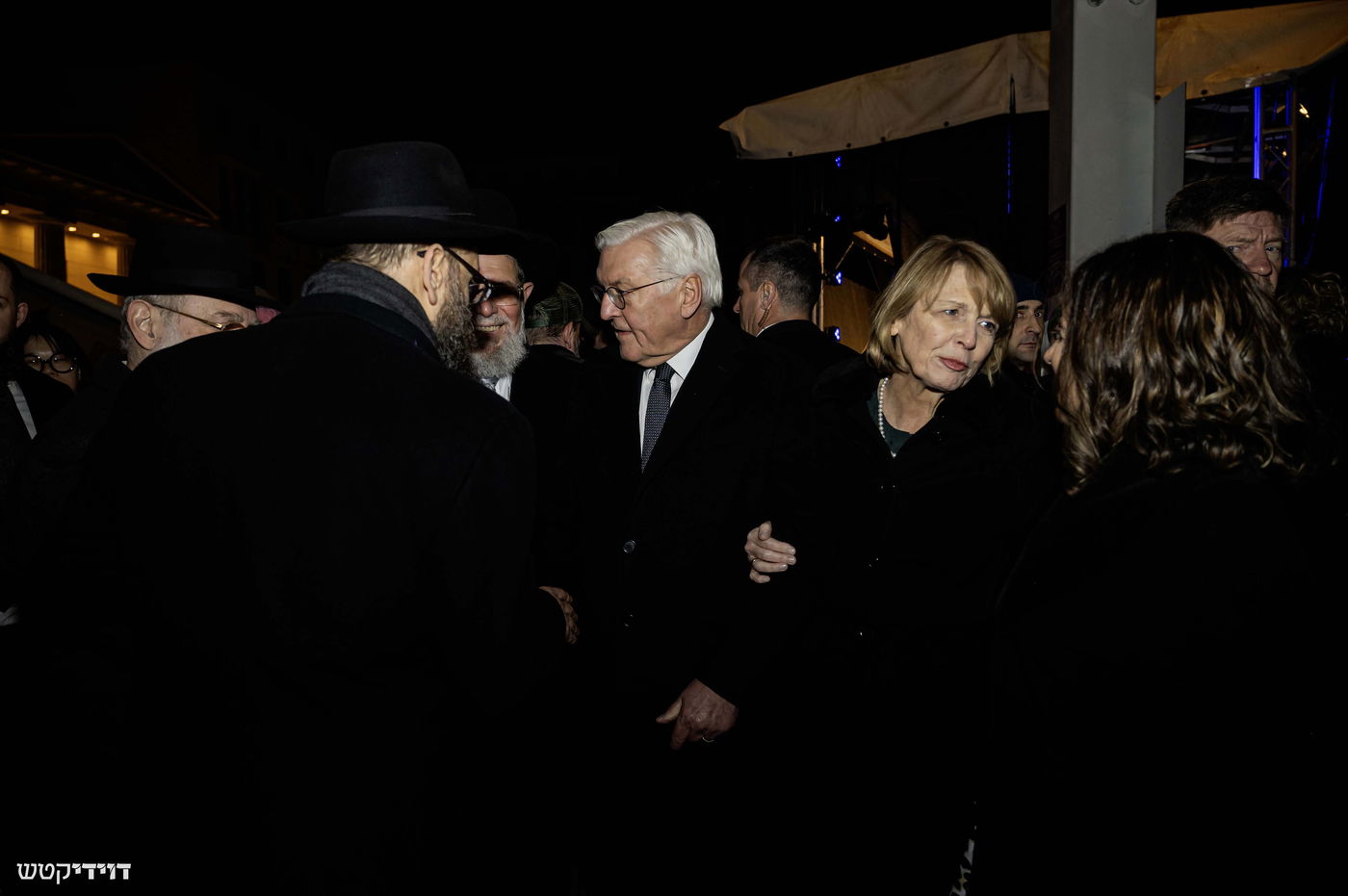 הדלקת נר חנוכה בשער ברנדנבורג בברלין