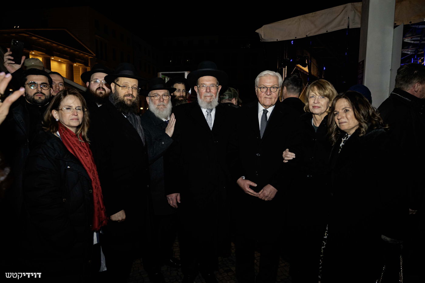 הדלקת נר חנוכה בשער ברנדנבורג בברלין