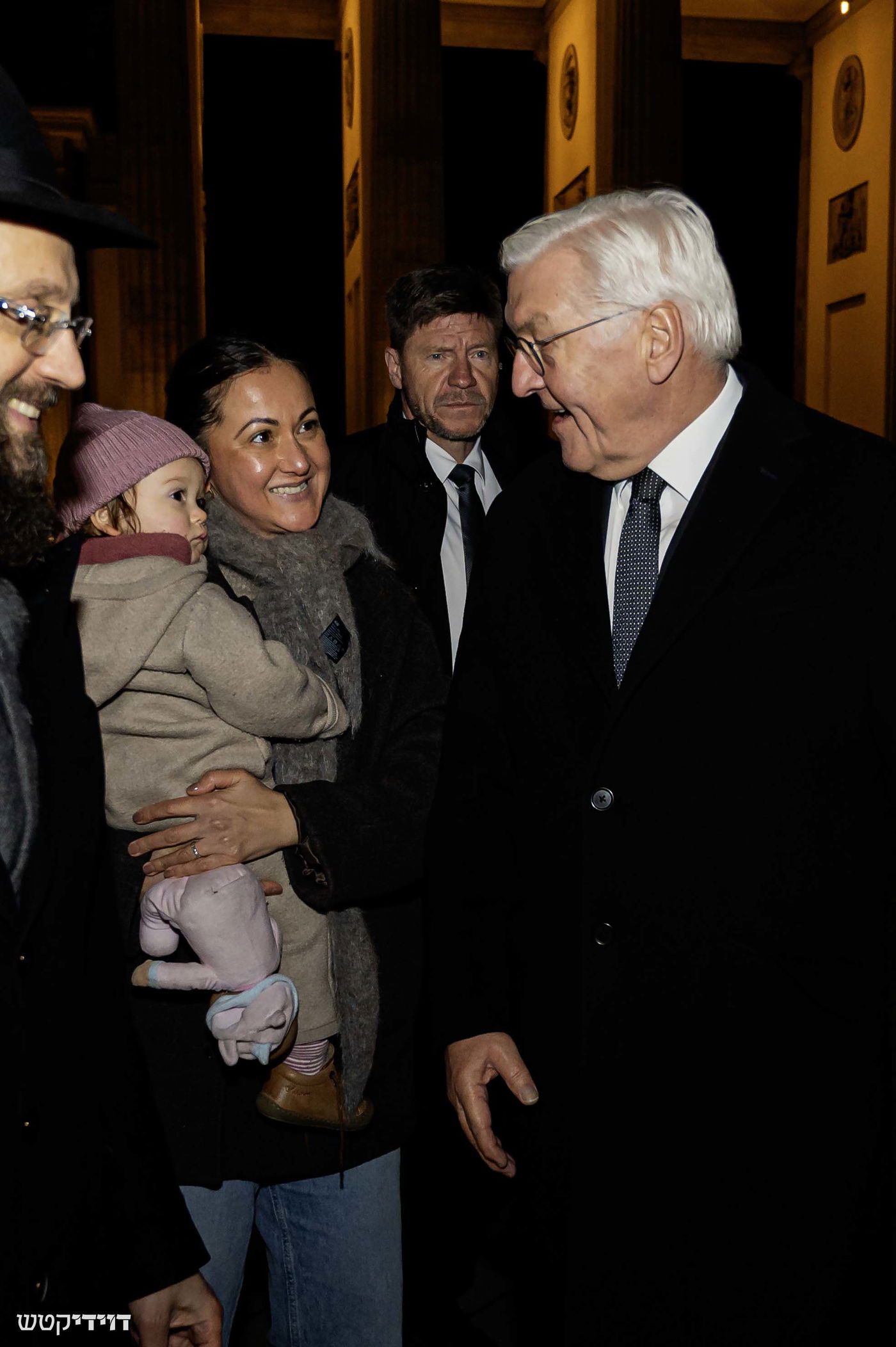 הדלקת נר חנוכה בשער ברנדנבורג בברלין