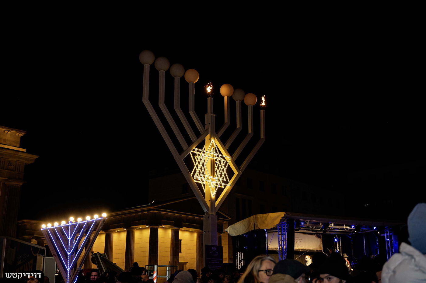 הדלקת נר חנוכה בשער ברנדנבורג בברלין