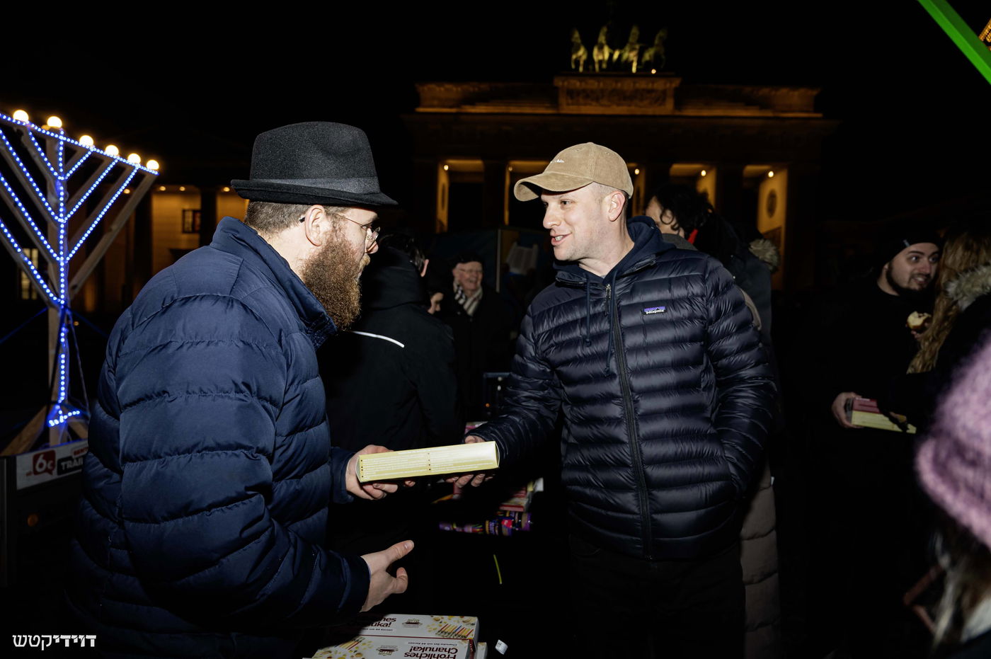 הדלקת נר חנוכה בשער ברנדנבורג בברלין