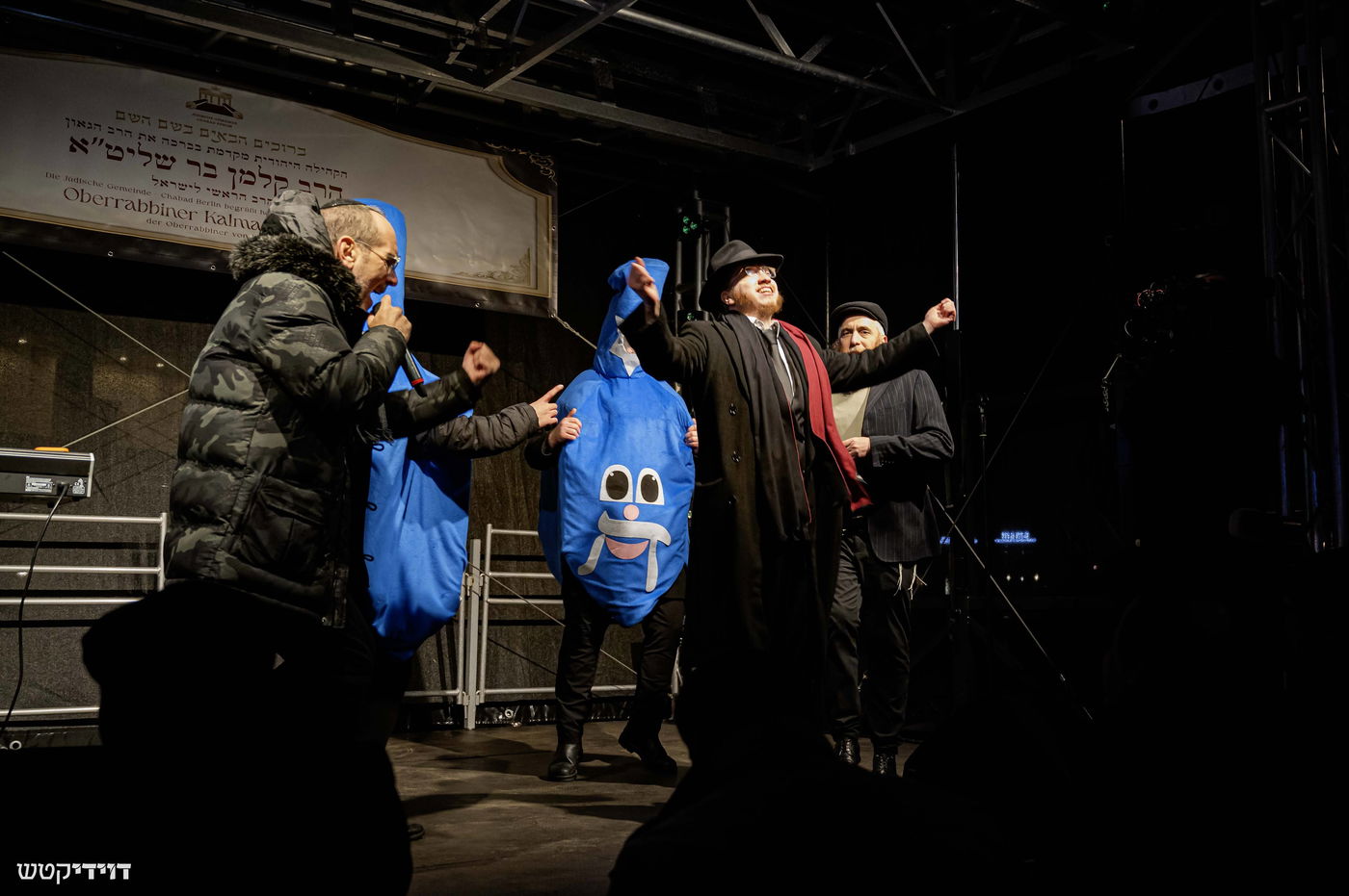 הדלקת נר חנוכה בשער ברנדנבורג בברלין