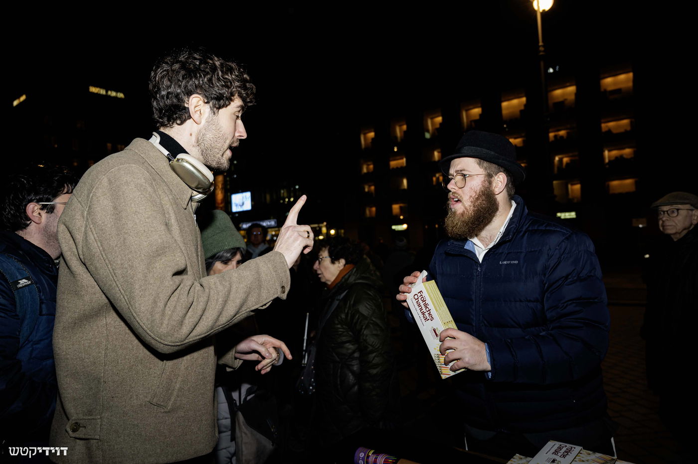 הדלקת נר חנוכה בשער ברנדנבורג בברלין