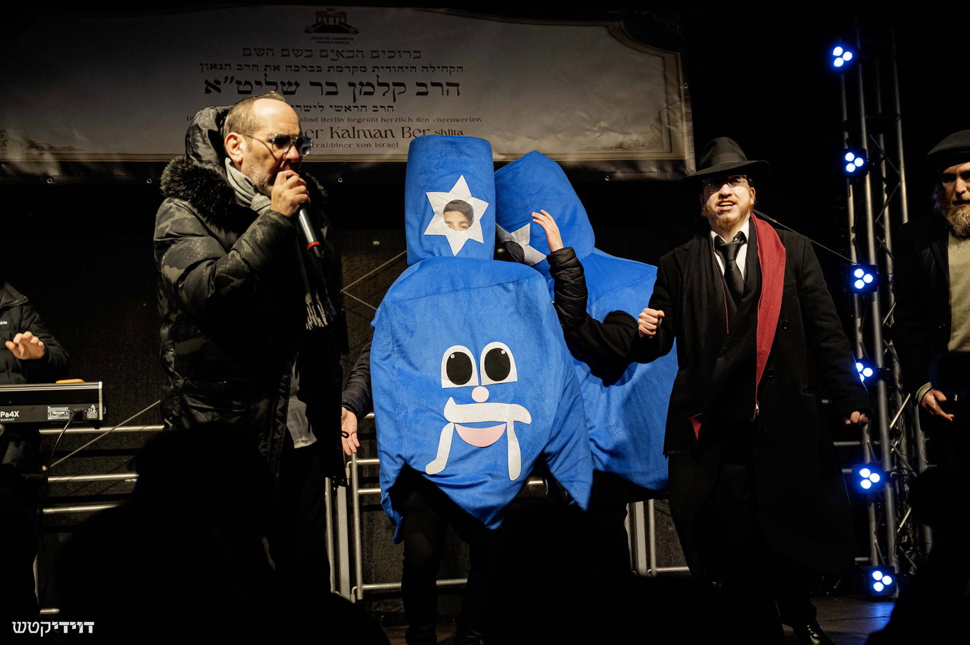 הדלקת נר חנוכה בשער ברנדנבורג בברלין