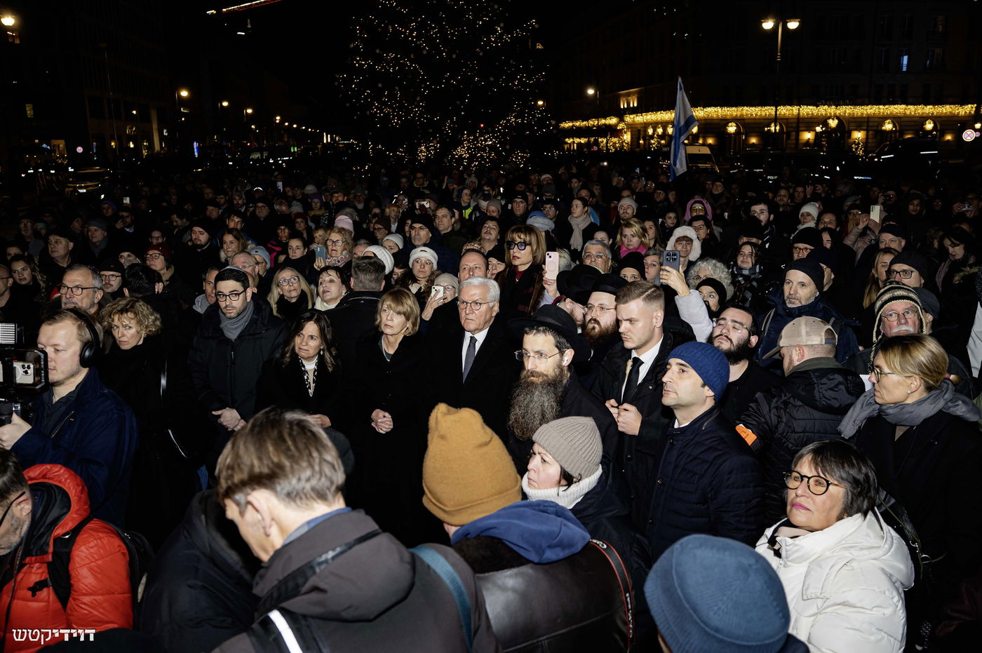 הדלקת נר חנוכה בשער ברנדנבורג בברלין