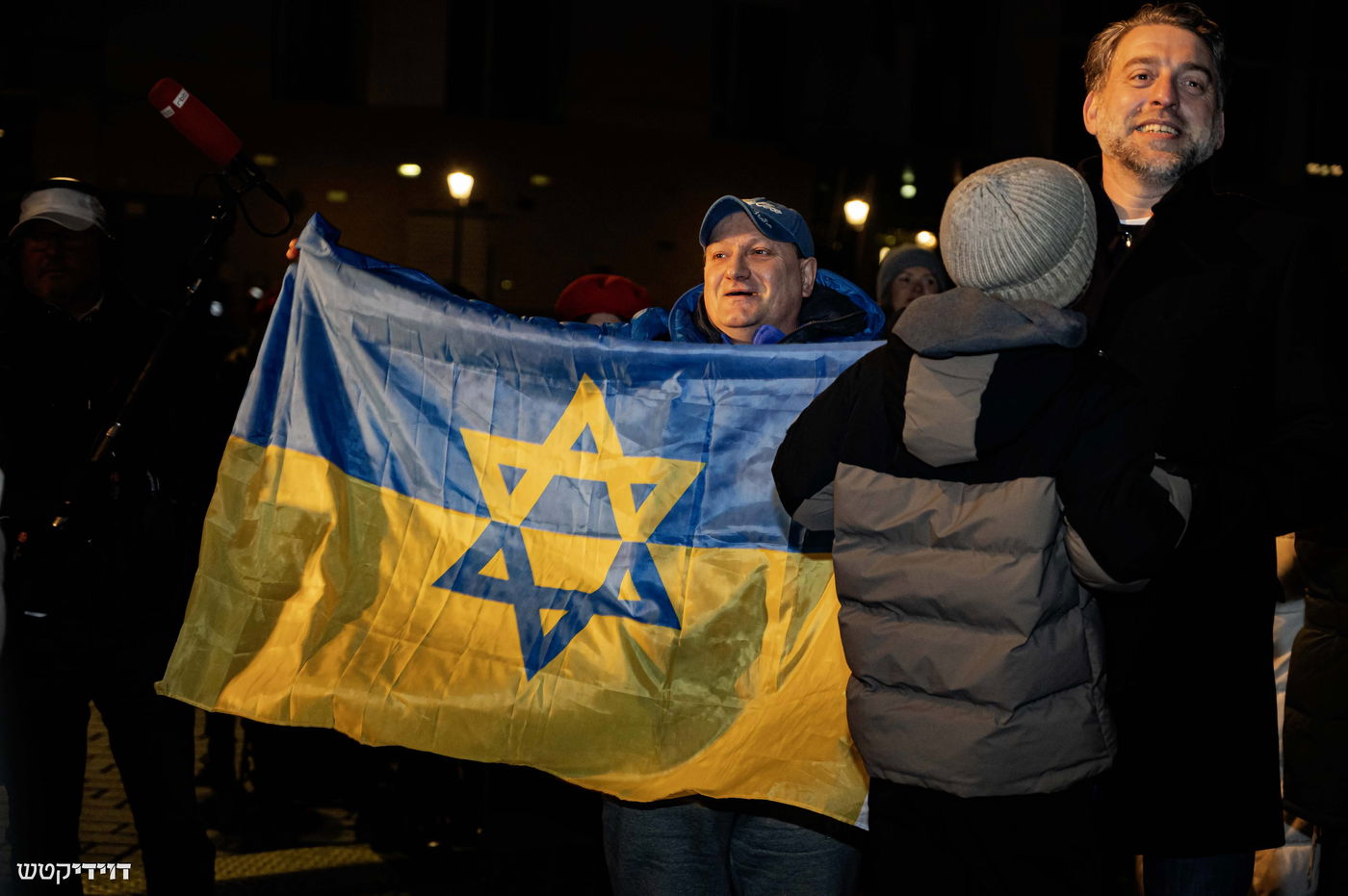 הדלקת נר חנוכה בשער ברנדנבורג בברלין