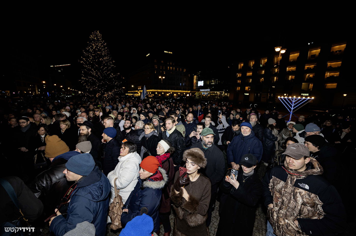 הדלקת נר חנוכה בשער ברנדנבורג בברלין