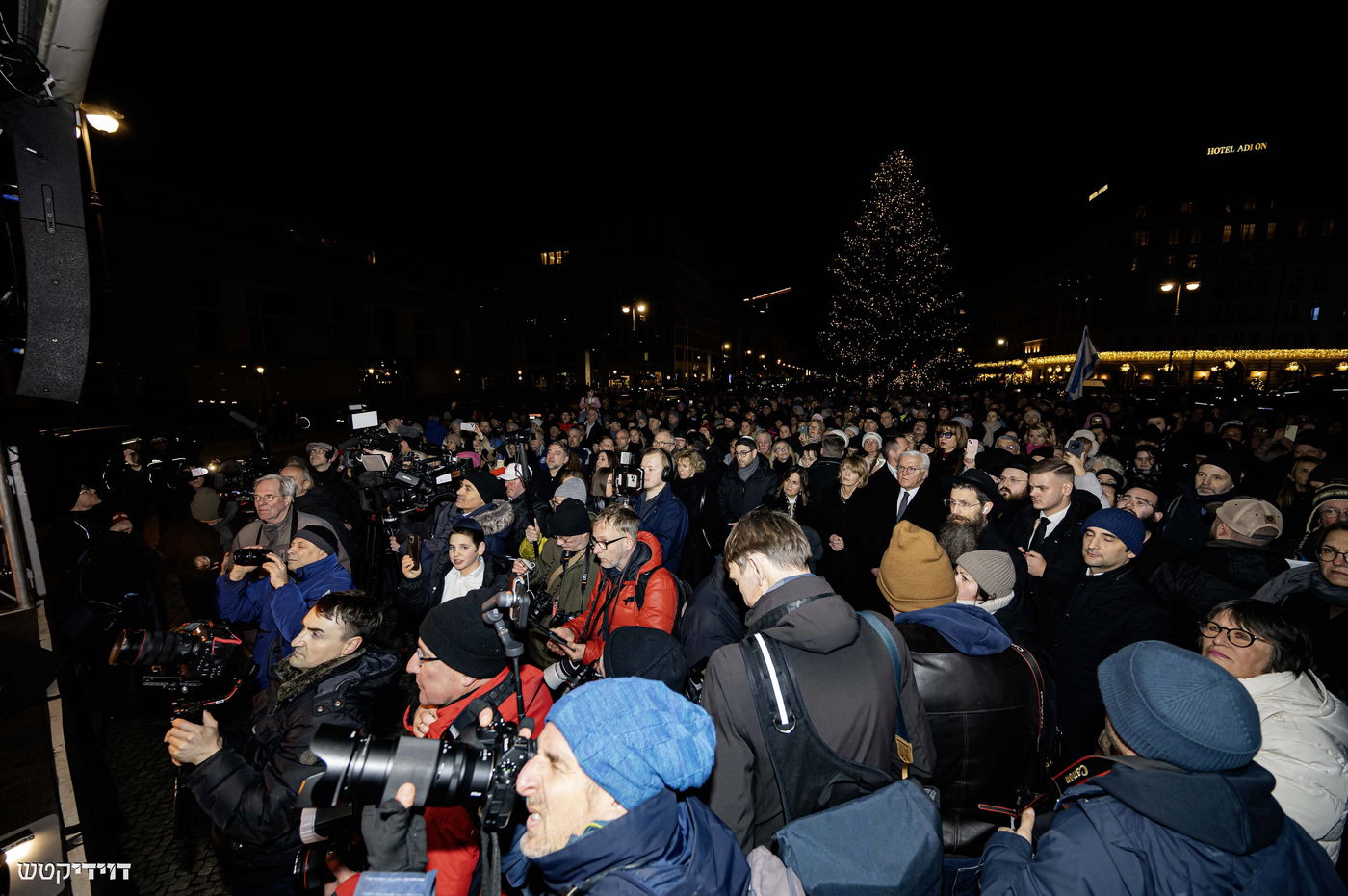 הדלקת נר חנוכה בשער ברנדנבורג בברלין