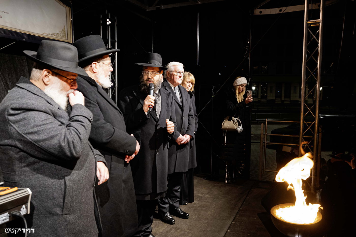 הדלקת נר חנוכה בשער ברנדנבורג בברלין