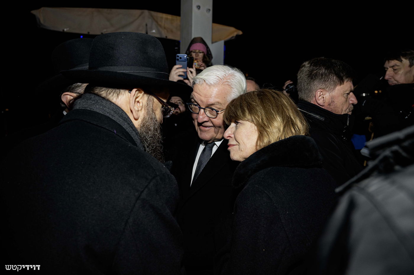 הדלקת נר חנוכה בשער ברנדנבורג בברלין