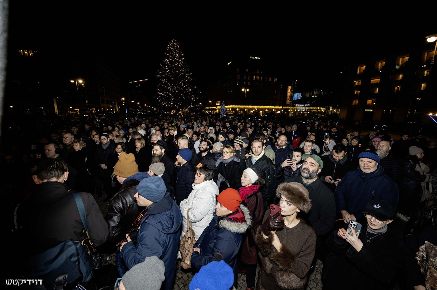 הדלקת נר חנוכה בשער ברנדנבורג בברלין