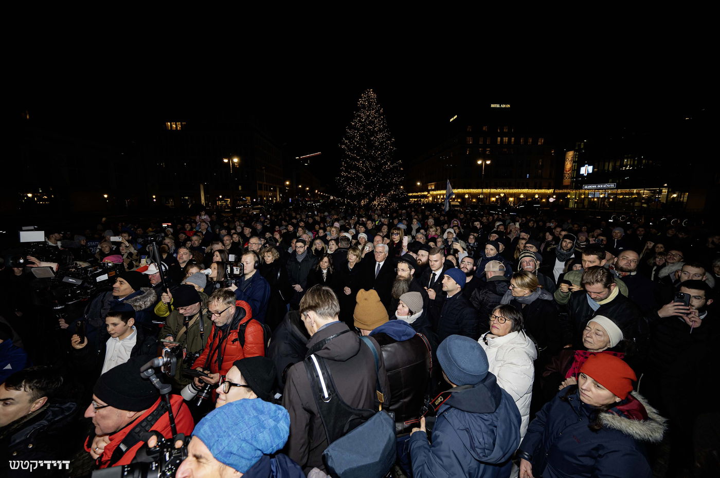 הדלקת נר חנוכה בשער ברנדנבורג בברלין