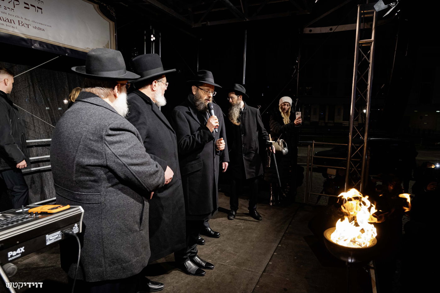 הדלקת נר חנוכה בשער ברנדנבורג בברלין