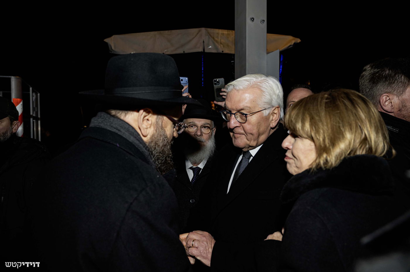 הדלקת נר חנוכה בשער ברנדנבורג בברלין