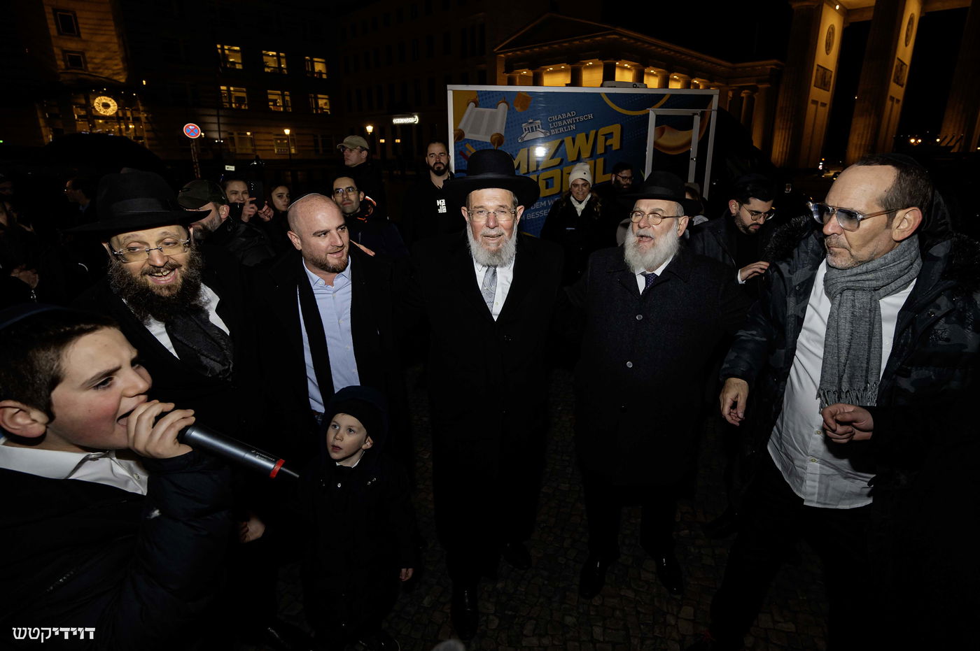 הדלקת נר חנוכה בשער ברנדנבורג בברלין