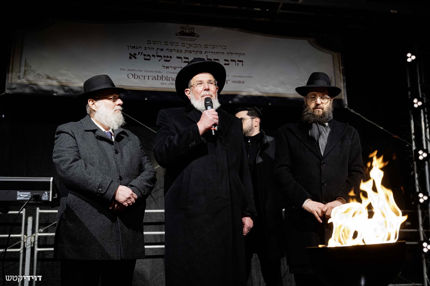 הדלקת נר חנוכה בשער ברנדנבורג בברלין